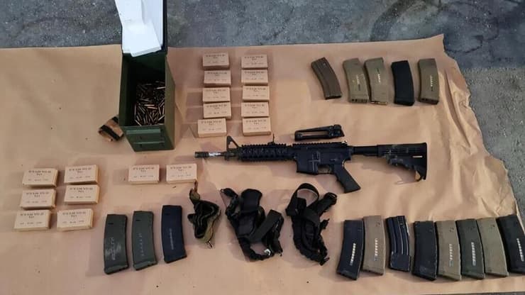*נשק M16, חלקי נשק ותחמושת מסוגים שונים נתפסו הלילה בכפר יטא סמוך לחברון.*
