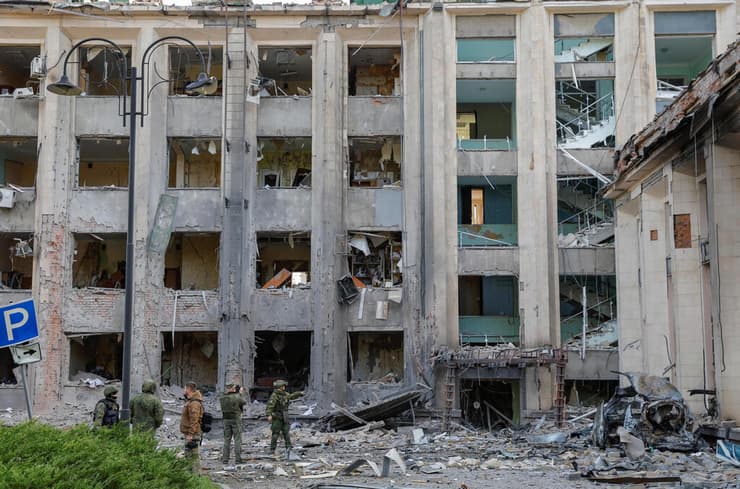 נזק למבנה של הממשל הפרו-רוסי בעיר דונייצק בשליטת רוסיה במזרח אוקראינה דונבאס בעקבות דיווח על הפגזה אוקראינית 16 באוקטובר