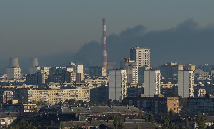 אוקראינה קייב עשן מיתמר מ צפון העיר אחרי מתקפה רוסית על מתקן אנרגיה 18 ב אוקטובר