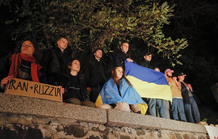 מפגינים מול שגרירות איראן ב קייב אוקראינה