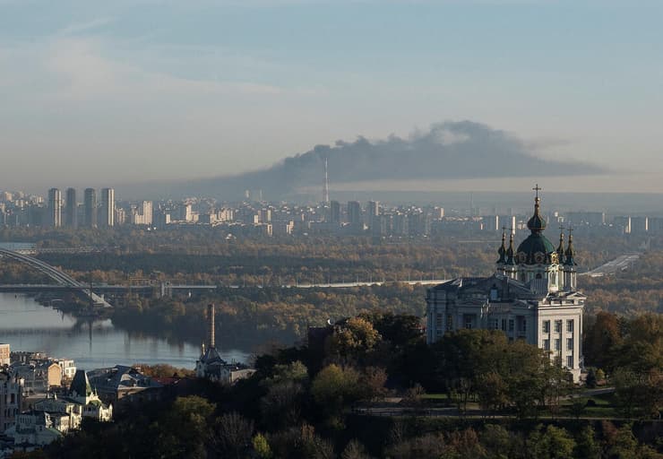 אוקראינה קייב עשן מיתמר מ צפון העיר אחרי מתקפה רוסית על מתקן אנרגיה 18 ב אוקטובר