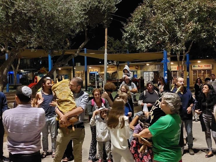 הקפות שניות שוויוניות בקהילת הדרור בשכונת קריית יובל בירושלים