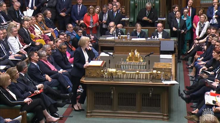 ראש ממשלת בריטניה ליז טראס ישיבה ב פרלמנט