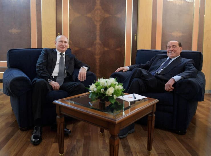 ראש ממשלת איטליה לשעבר סילביו ברלוסקוני עם נשיא רוסיה ולדימיר פוטין ב 2019 בנמל תעופה ב רומא