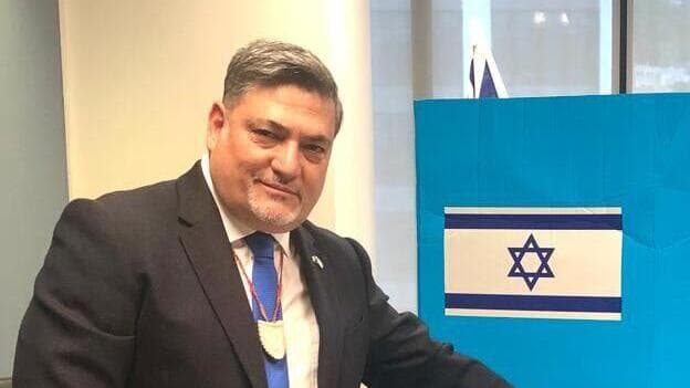 שגריר ישראל בניו זילנד רן יעקובי הישראלי הראשון שמצביע בבחירות לכנסת ה 25