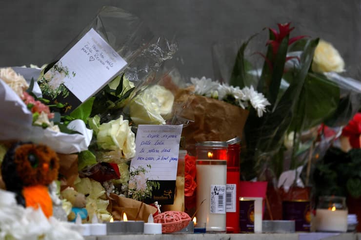 צרפת פריז פרחים לזכר הילדה לולה ליד ביתה נרצחה על ידי מהגרת בלתי חוקית מ אלג'יריה