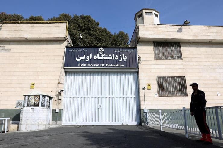 הכניסה  ל כלא אווין טהרן איראן 17 באוקטובר
