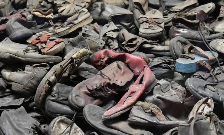 הר הנעליים של קורבנות השואה באושוויץ