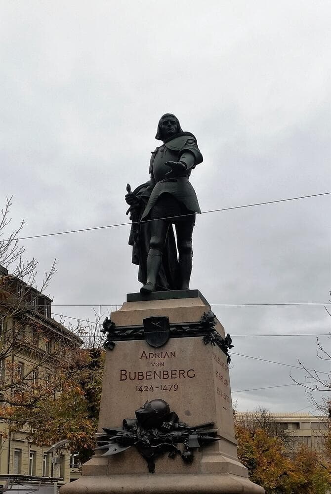 פסל המנציח את אדריאן פון בובנברג בעיר ברן
