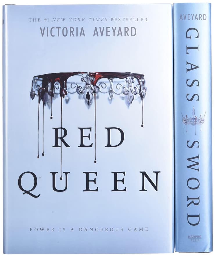 כריכת ספרה של ויקטוריה אויירד, "Red Queen"