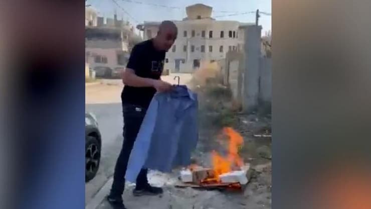 ערבים שורפים חולצות של זארה כמחאה נגד הרשת בתמיכתה באיתמר בן גביר