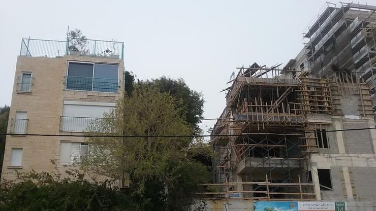 תמ"א 38 לצד מבנה ותיק בשכונת כרמליה בחיפה