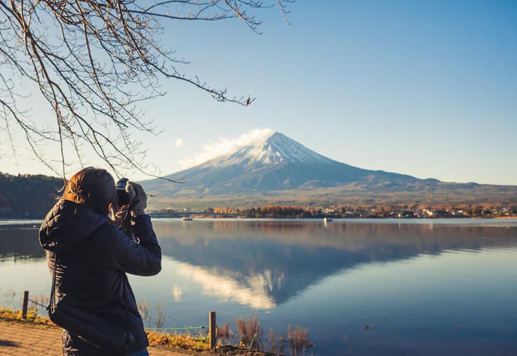 מטיילת מצלמת את הר פוג'י