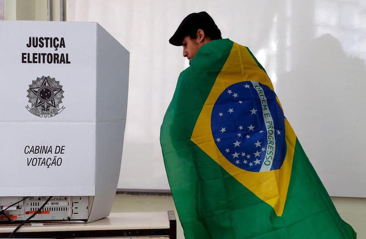 ברזיל מצביע עטוף ב דגל ב סאו פאולו סיבוב ראשון