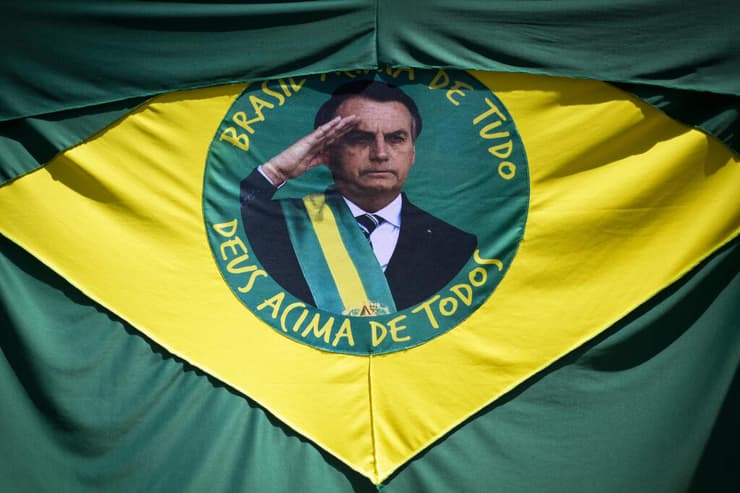 דגל ברזיל עם תמונת ז'איר בולסונרו ב בלו הוריזונטה