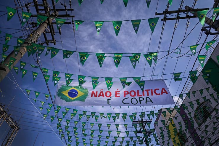דגל ברזיל והשלט "זו לא פוליטיקה, זה המונדיאל" ב בלו הוריזונטה בחירות