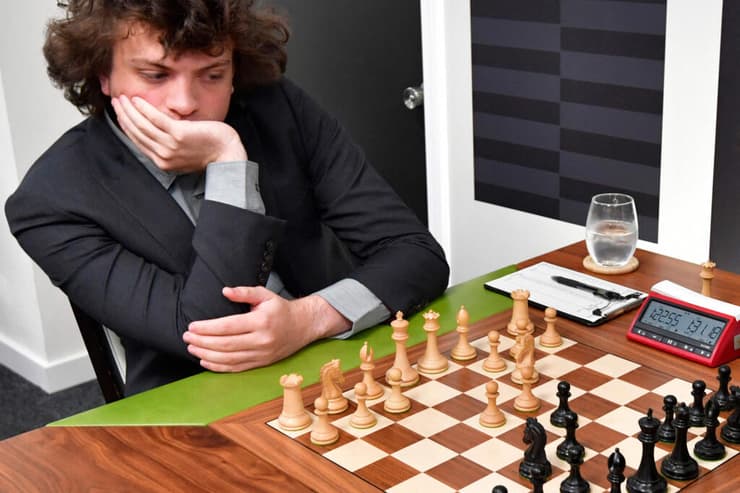 האנס נימן רב אומן שחמט סערת ה רמאות מול מגנוס קרלסן