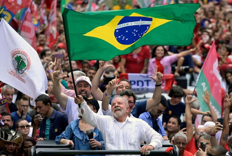 ברזיל לואיז אינסיו לולה דה סילבה עם דגל