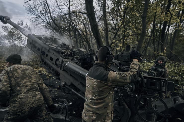 חיילים אוקראינים יורים לעבר רוסים עם תותח הוביצר M777 אמריקני ב מחוז דונייצק אוקראינה