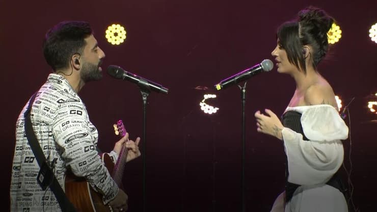 ביצוע אקוסטי ל"מה אתה רוצה?". אלה לי ואליעד על הבמה בקיסריה אלה לי ואליעד נחום בקיסריה