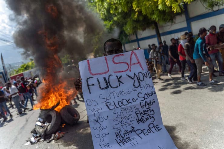 האיטי מפגינים נגד ראש הממשלה אריאל הנרי המתנגדים לדרישתו ל התערבות צבאית זרה