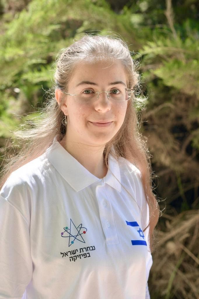 רויטל ולך, חברת נבחרת ישראל בפיזיקה וזוכת מדליית זהב באולימפיאדה הבינלאומית בפיזיקה 2022, בה גם הוכרזה כתלמידה עם ההישג הגבוה ביותר בעולם
