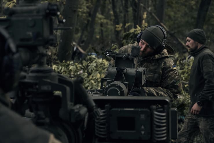 חיילים אוקראינים יורים לעבר רוסים עם תותח הוביצר M777 אמריקני ב מחוז דונייצק אוקראינה