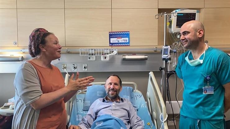 הרב יעקב והרבנית מיכל נגן עם הנוירוכירורג ד"ר סמואל מוסקוביסי, בהדסה עין כרם