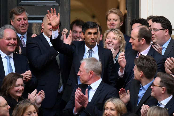 רישי סונאק שנבחר למנהיג השמרנים ול ראש ממשלת בריטניה מתקבל בתשואות ב מטה המפלגה השמרנית בלונדון