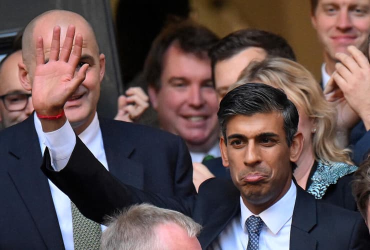 רישי סונאק מתקבל בתשואות ב מטה המפלגה השמרנית בלונדון בריטניה אחרי ניצחונו במרוץ להנהגהתה ולראשות הממשלה 