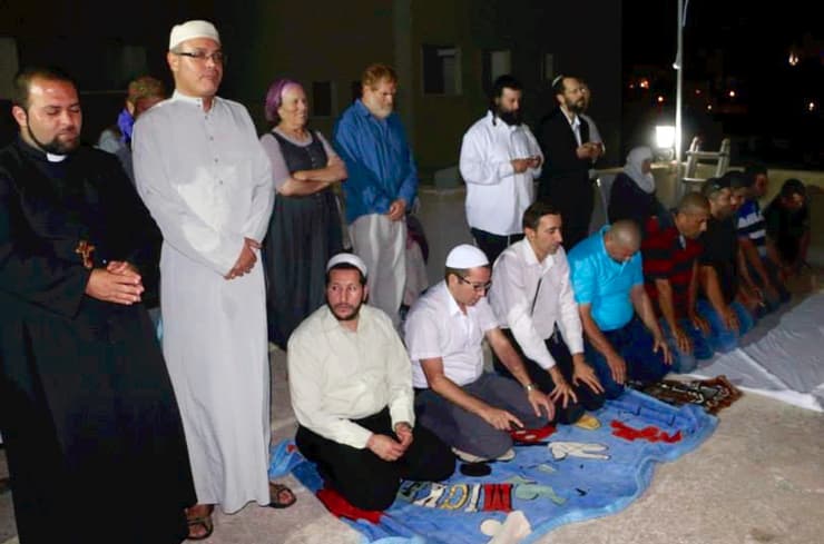 הרב יעקב נגן משתתף בתפילה בין-דתית בסיום חודש הרמדאן המוסלמי