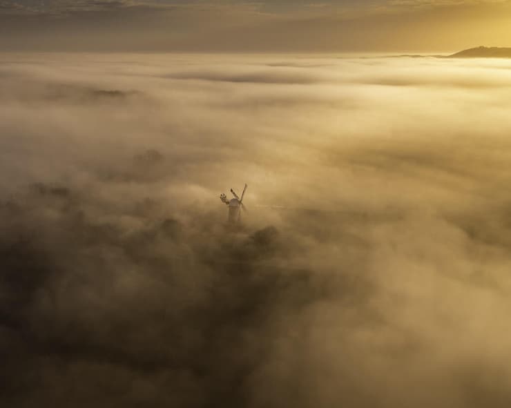 "טחנת רוח בערפל" - הזוכה בקטגוריית "בריטניה ההיסטורית". צולם במחוז ווילטשייר שבאנגליה