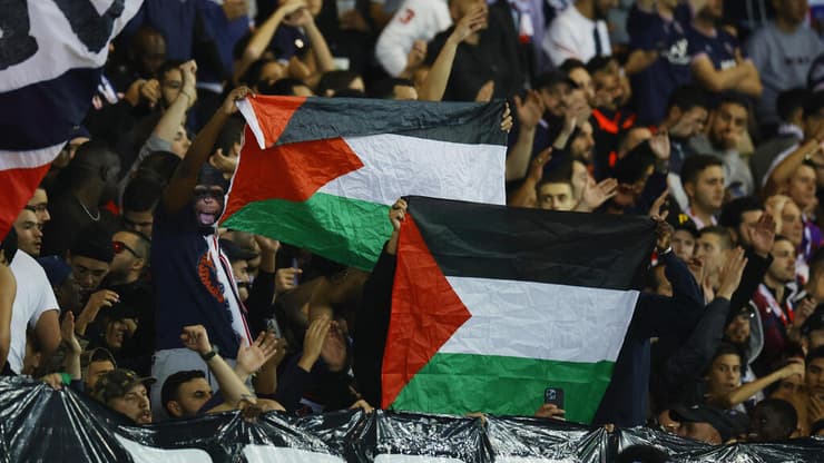 דגל פלסטין ביציע של אוהדי פריז סן ז'רמן
