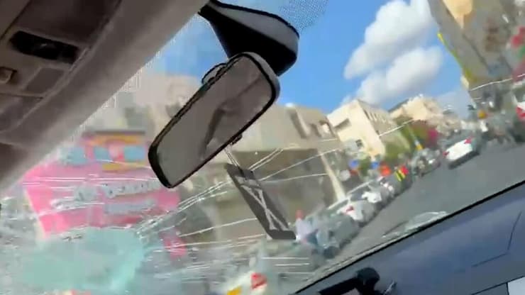 תיעוד חריג: תושב עין ראפה תקף צוות עיתונאים זרים במזרח ירושלים