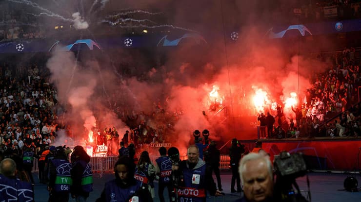 אוהדי מכבי חיפה מדליקים אבוקות במהלך המשחק מול פריז סן ז'רמן