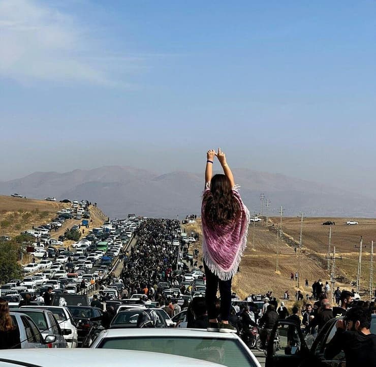 קהל ב עיר סאקז עולה לקברה של מהסא אמיני איראן מחוז כורדיסטן