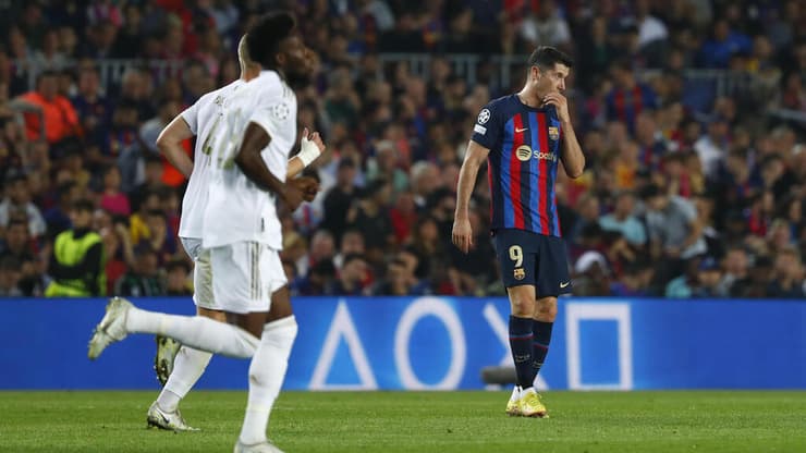 "כישלון מוחלט". רוברט לבנדובסקי מאוכזב (צילום: AP) רוברט לבנדובסקי שחקן ברצלונה מול באיירן מינכן