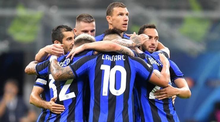 שחקני אינטר חוגגים עם אדין דז'קו (רויטרס) שחקני אינטר חוגגים עם אדין דז'קו