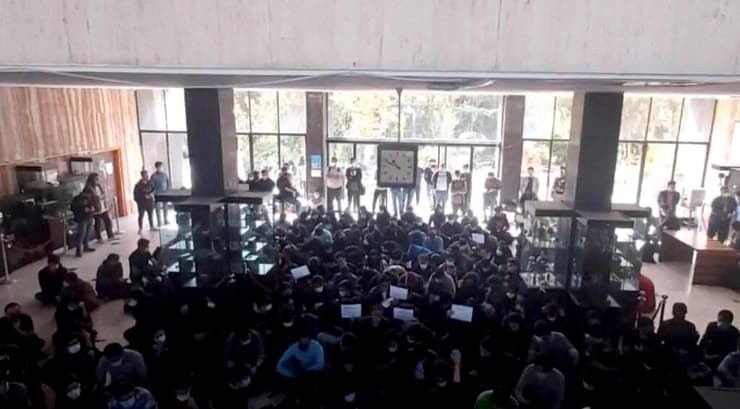 סטודנטים מפגינים טקס לזכר מהסא אמיני אוניברסיטה ב טהרן איראן