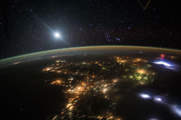 מראה מרהיב מחוץ לאטמוספרה: שדוני ברקים (מימין) בצילום מתחנת החלל הבינלאומית מ-2015, בעת מעבר מעל מקסיקו. ברקע אפשר לראות את הירח ואת כוכבי קבוצת אוריון. 