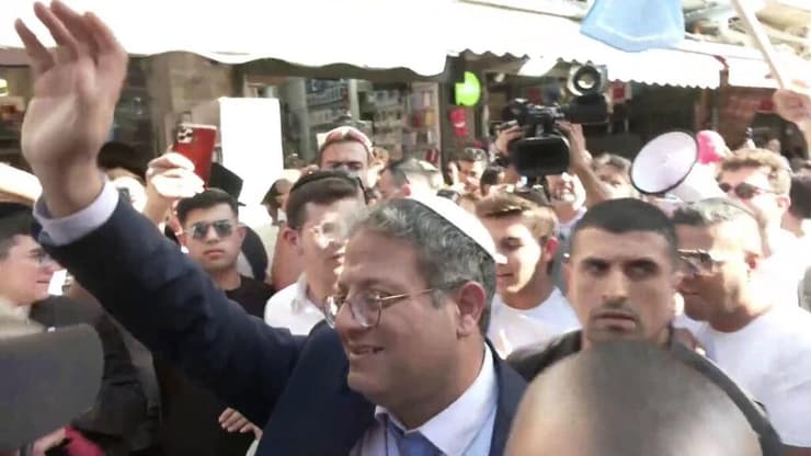 איתמר בן גביר בשוק מחנה יהודה בירושלים במהלך קמפיין הבחירות של מפלגתו