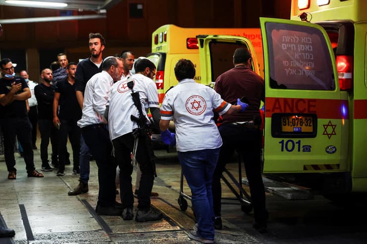 הפצועים מהפיגוע בקריית ארבע מפונים לבית החולים - בניהם פצוע במצב אנוש