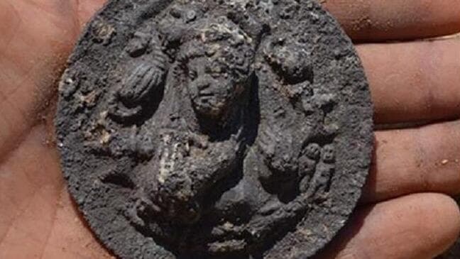 מדליון הכסף עם דמותה של אפרודיטה וסביבה סמליהם של 10 מתוך 12 המזלות בגלגל המזלות