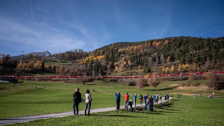 רכבת הנוסעים הארוכה בעולם נוסעת בשווייץ