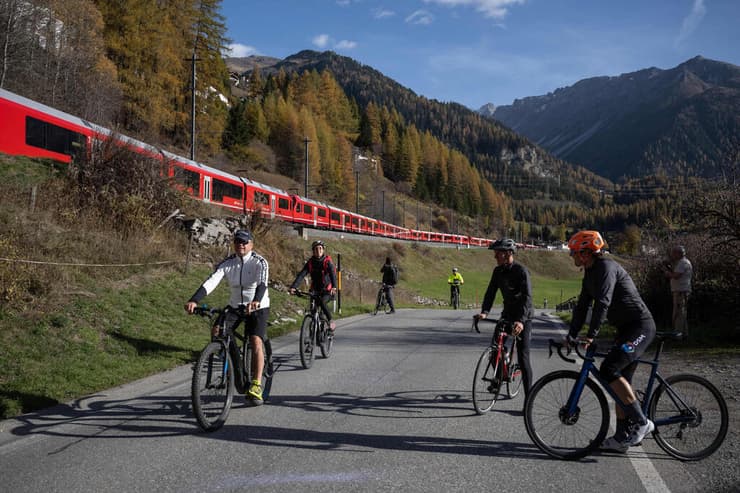 רכבת הנוסעים הארוכה בעולם נוסעת בשווייץ