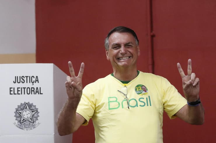 נשיא ברזיל ז'איר בולסונרו מחוץ ל קלפי ב ריו דה ז'ניירו