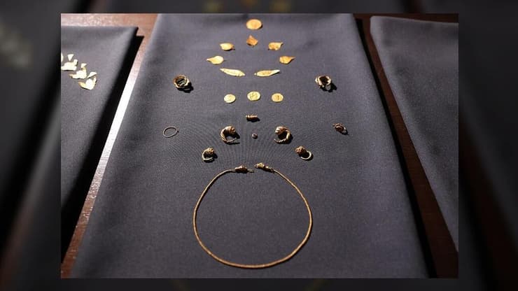 תכשיטים שנמצאו בקברה של האישה הצעירה