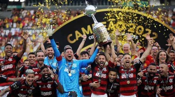 שחקני פלמנגו מניפים את הגביע (רויטרס) שחקני פלמנגו מניפים את הגביע