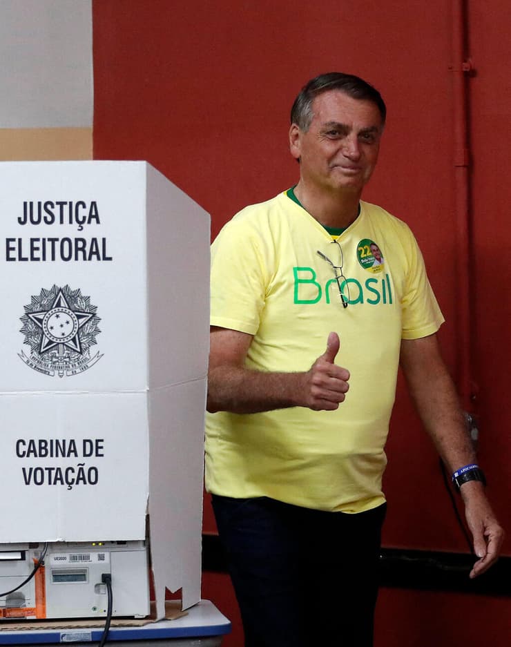 נשיא ברזיל ז'איר בולסונרו מחוץ ל קלפי ב ריו דה ז'ניירו
