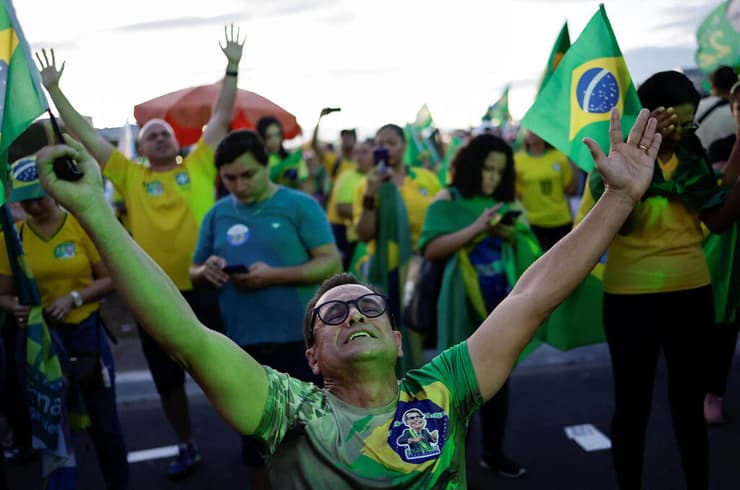 תומכיו של נשיא ברזיל והמועמד למפלגה הליברלית (PL) ז'איר בולסונארו מתאספים לצפות בתוצאות הבחירות, בריו דה ז'נרו, ברזיל